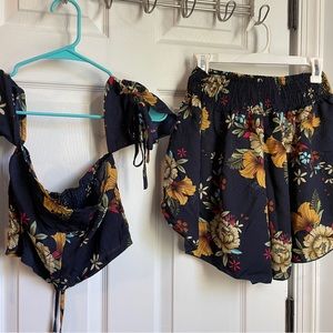 2 piece outfit. Size Large